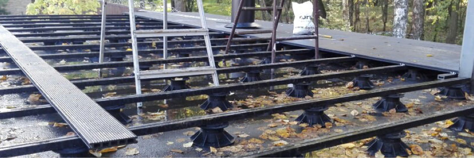 Загородный дом с зеленой крышей